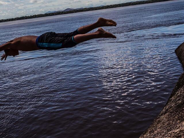 man diving into orinoco river